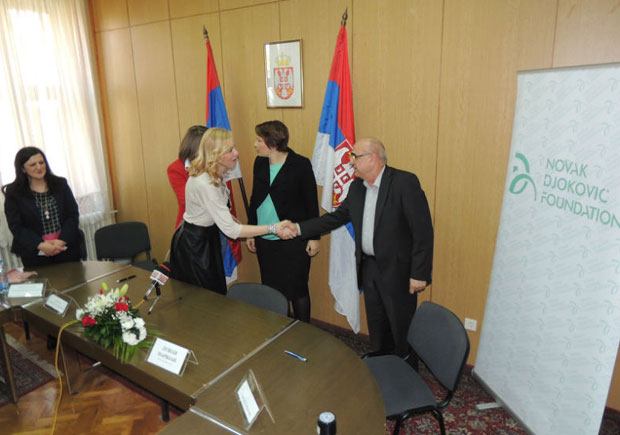 Новак поклања Школицу живота